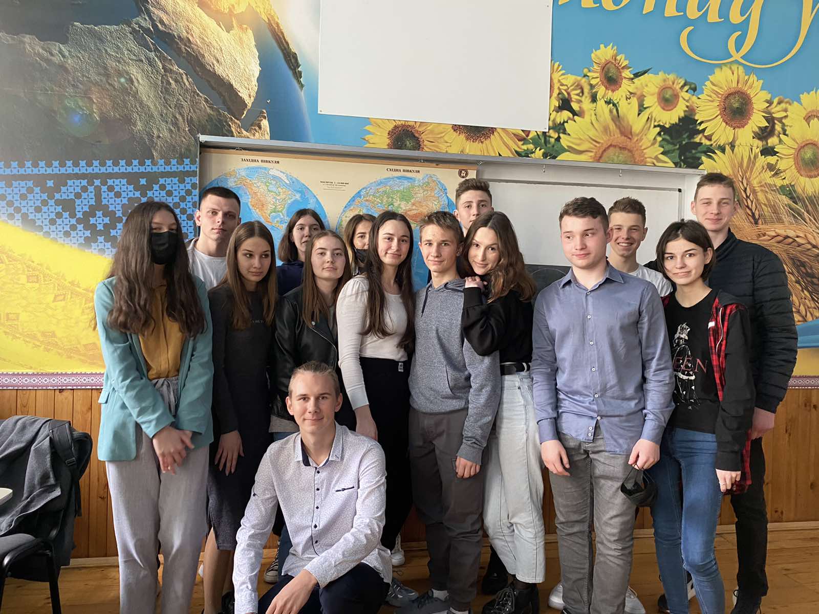 Магістрант Тарас Заводецький серед учнів Тернопільської Української гімназії ім. І. Франка